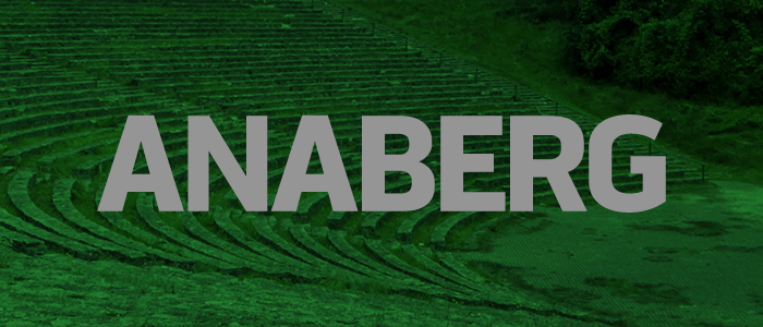 Baner informacyjny, zielone tło ukazujące amfiteatr, napis Anaberg