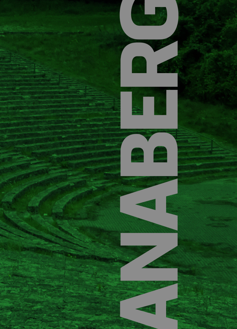 Baner informacyjny, zielone tło ukazujące amfiteatr, napis Anaberg