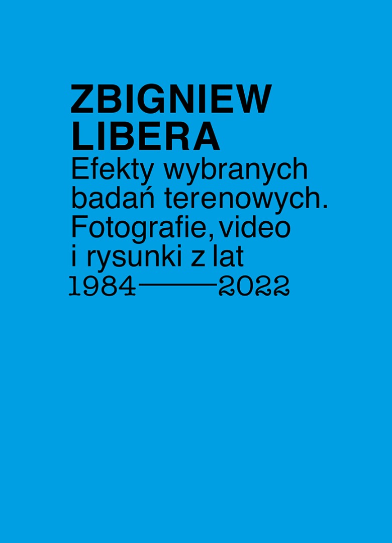 baner informacyjny, niebieskie tło, czarny napis: Zbigniew Libera, Efekty wybranych badań terenowych. Fotografia i wideo z lat 1984-2022