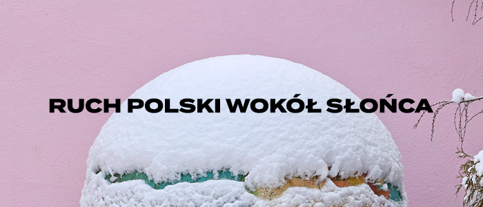 zdjęcie ukazujące zaśnieżoną część globusa, napis Ruch polski wokół słońca