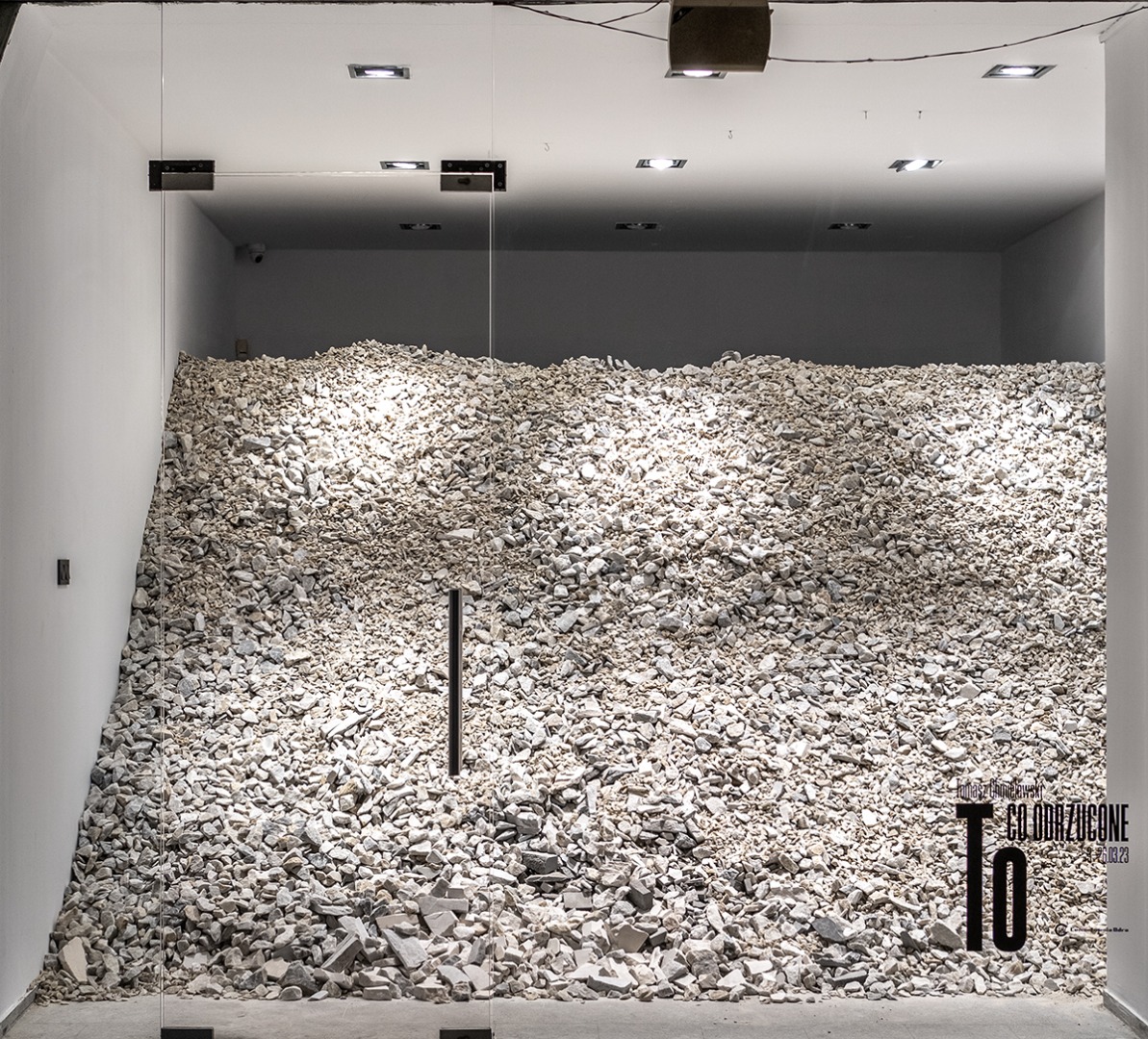 zdjęcie wystawy w galerii Aneks, instalacja składająca się z łupków kamiennych, marmuru. 