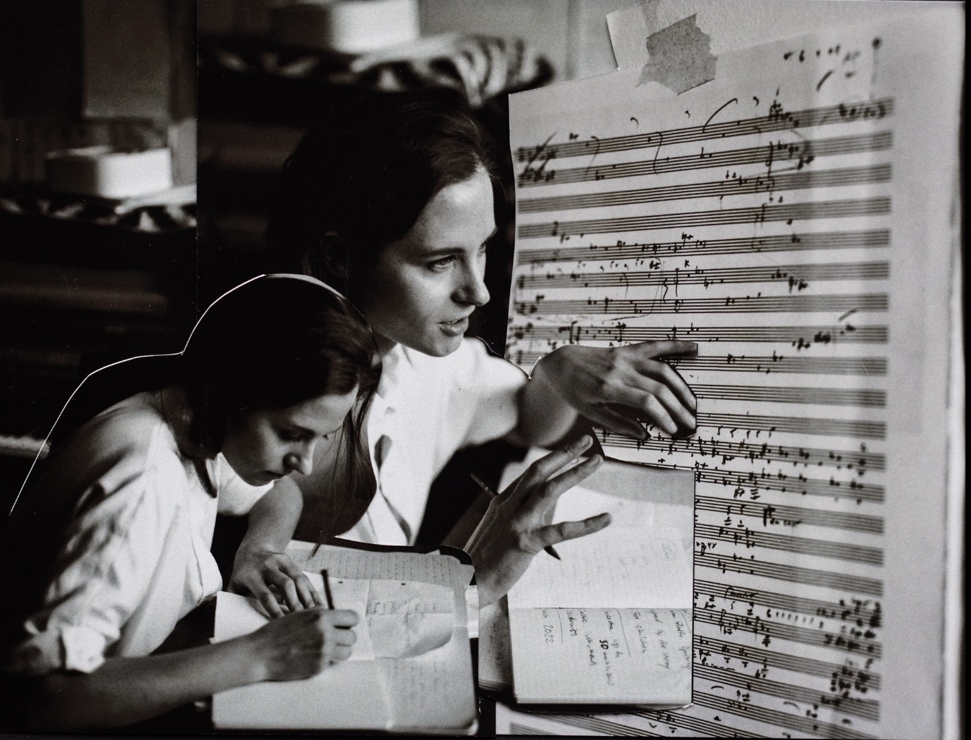 fotografia autorstwa A. Zborowskiej, ukazuje kolaż fotograficzny, dwie kobiety we wnętrzu, czarno-białe tonacje. 