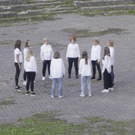 ANABERG fragment video przedstawiających grupę kobiet stojących w kręgu  