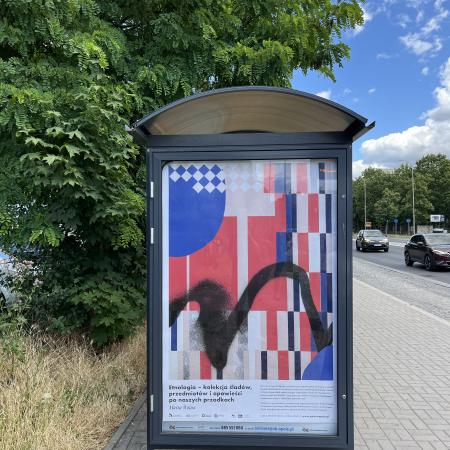 wiata przystankowa z ilustracją w ramach ILUSTRAGAN 10. Nauka: wystawa na miejskich wiatach przystankowych i citylightach