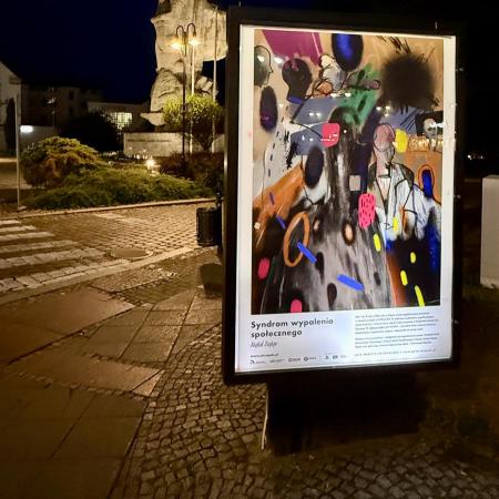 citylight z ilustracją w ramach ILUSTRAGAN 10. Nauka: wystawa na miejskich wiatach przystankowych i citylightach