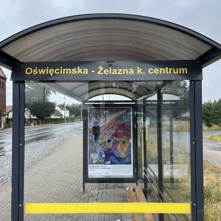 wiata przystankowa z ilustracją w ramach ILUSTRAGAN 10. Nauka: wystawa na miejskich wiatach przystankowych i citylightach