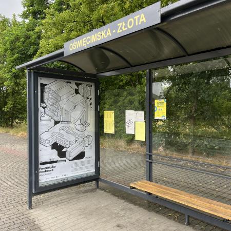 wiata przystankowa z ilustracją w ramach ILUSTRAGAN 10. Nauka: wystawa na miejskich wiatach przystankowych i citylightach