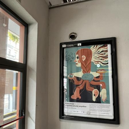 gablota z ilustracją w ramach ILUSTRAGAN 10. Nauka: wystawa na miejskich wiatach przystankowych i citylightach