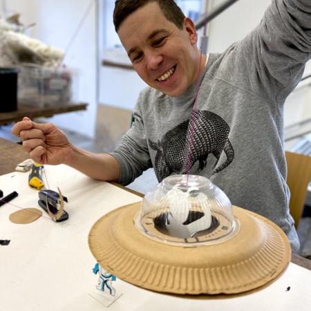 prowadzący warsztaty zrób to w domu. 