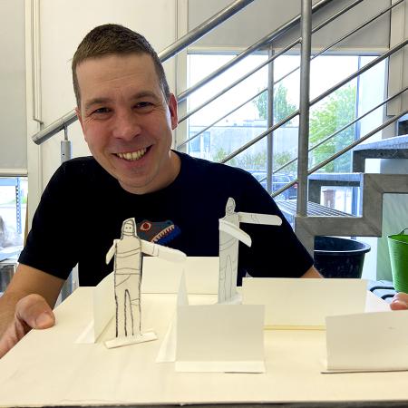 fotografia prowadzącego warsztaty z obiektem sztuki - mumią 