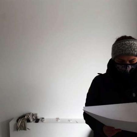 autorka wystawy czyta plan 