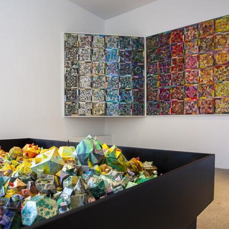 zdjęcie z wystawy Ciało Krystaliczne, ukazuje prace artystki.