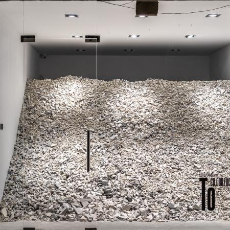 zdjęcie witrynowej galerii aneks w opolu, widok na instalacje artystyczną stworzoną w łupków marmurowych 