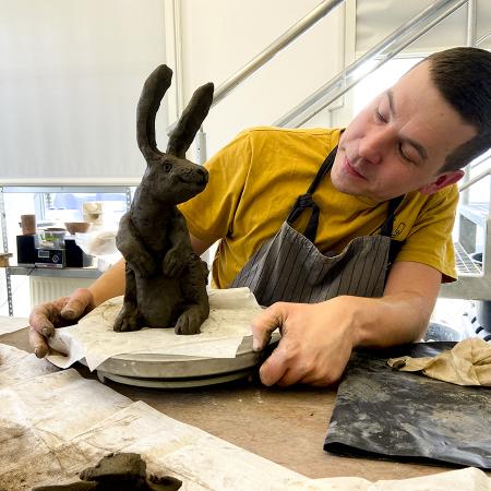 Prowadzący warsztaty i rzeźba zająca 