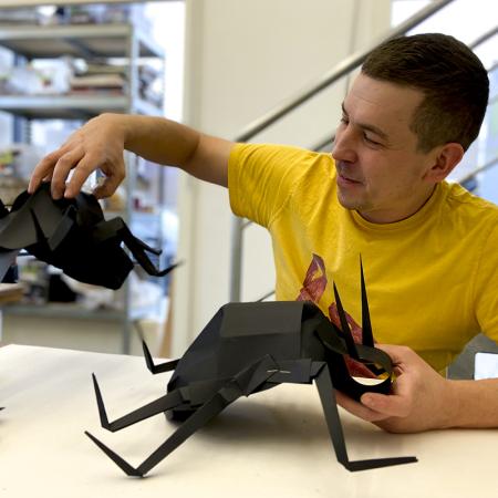 prowadzący warsztaty pt. żuk 