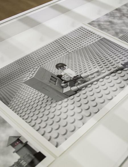 zdjęcie ukazujące klocki lego - praca artystyczna Z. Libery ukazujaca obóz koncentracyjny