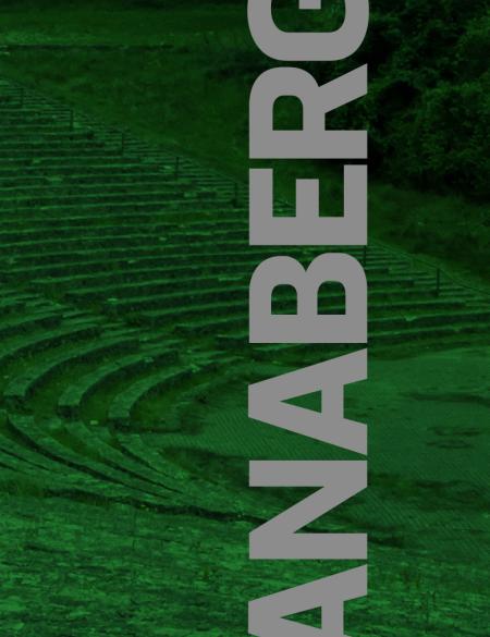 Baner informacyjny, zielone tło ukazujące amfiteatr, napis Anaberg