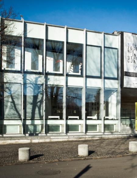 zdjęcie ukazujące fasadę Galerii_Sztuki_Współczesnej