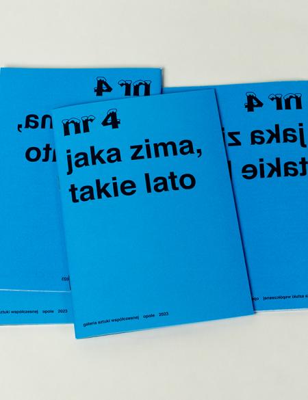 zdjęcie ukazujące kilka egzemplarzy gazetki galerii 