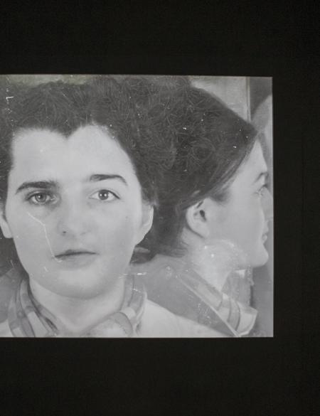 zdjęcie ukazujące fragment wystawy, twarz kobiety 