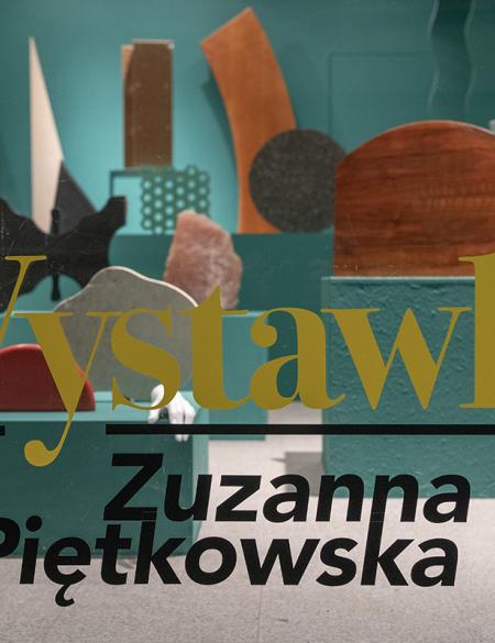 zdjęcie wystawy a szybą, ustawione przedmioty, napis wystawka