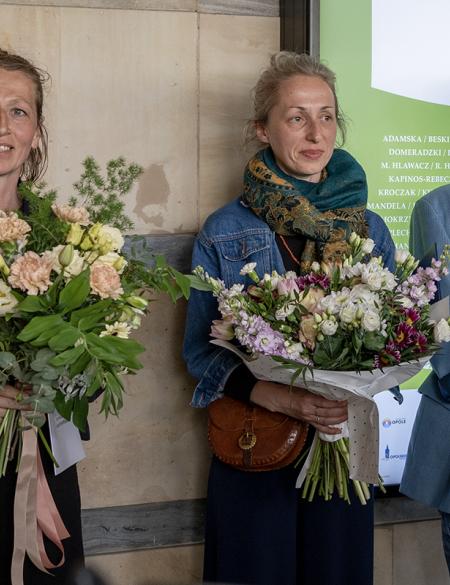 zdjęcie ukazuje 3 artystki, laureatki salonu