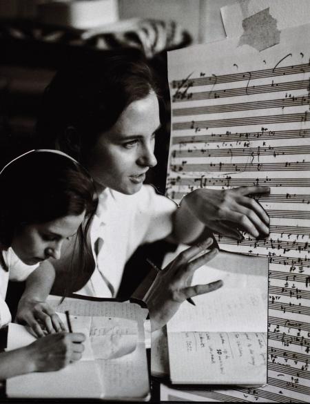 fotografia autorstwa A. Zborowskiej, ukazuje kolaż fotograficzny, dwie kobiety we wnętrzu, czarno-białe tonacje. 