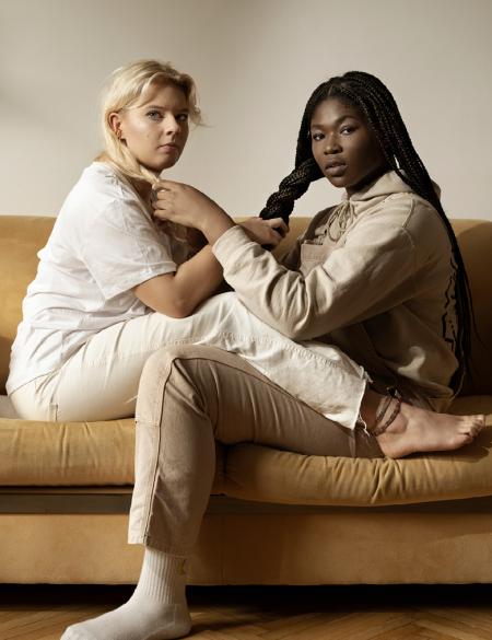 zdjęcie autorstwa Julii Klewaniec, ukazuje dwie kobiety, patrzą się w obiektyw.