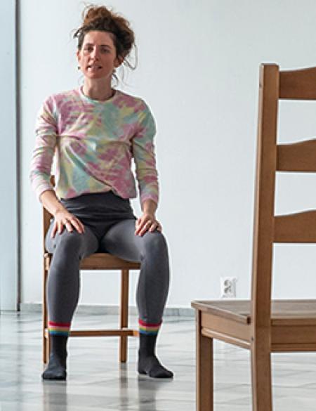 zdjęcie osób siedzących na krzesłach, w kręgu.