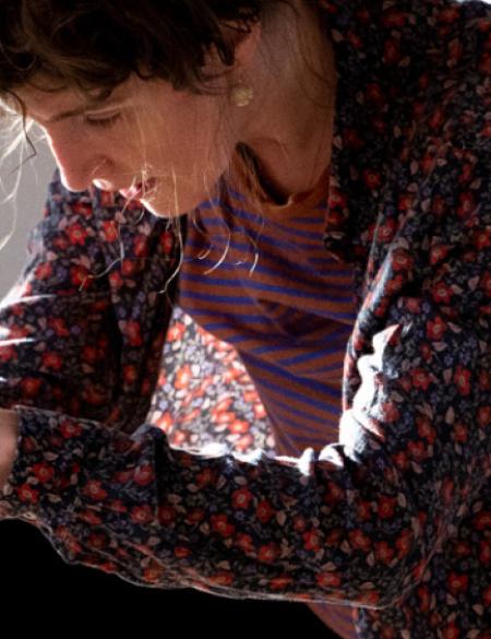 zdjęcie ukazujące kucającą kobietę, warsztaty ruchowe