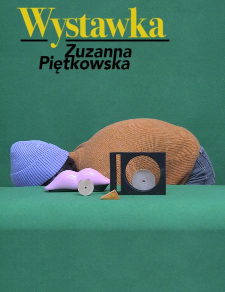 zdjęcie ukazuje przedmioty ustawione w abstrakcyjnej formie, napis wystawka, zuzanna piętkowska