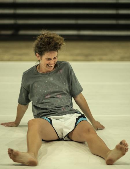 Natalia Iwaniec siedząca na podłodze