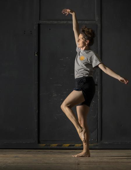 postać tancerki na czarnym tle