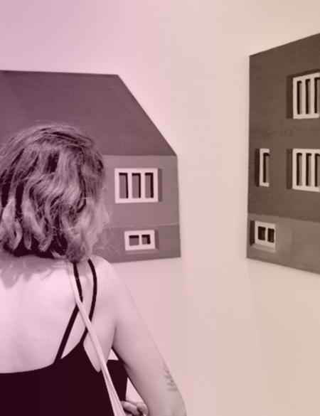 kobieta ogląda obrazy na ścianie