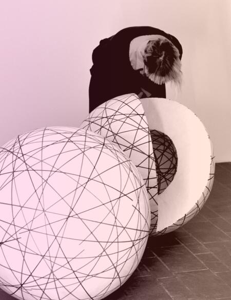 kobieta ogląda kuliste instalacje