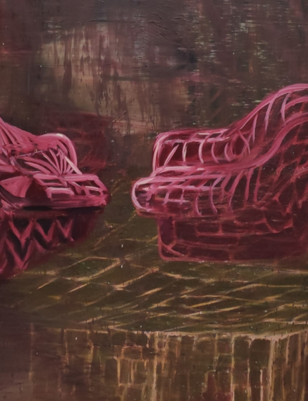 obraz autorstwa Agaty Nowosielskiej przedstawia dwa fioletowe fotele usytuowane na przeciwko siebie w nieokreśonym szarym pomieszczeniu