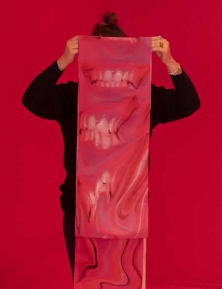 zdjęcie ukazujące kobietę zasłoniętą materiałem z nadrukowanymi motywami zębów