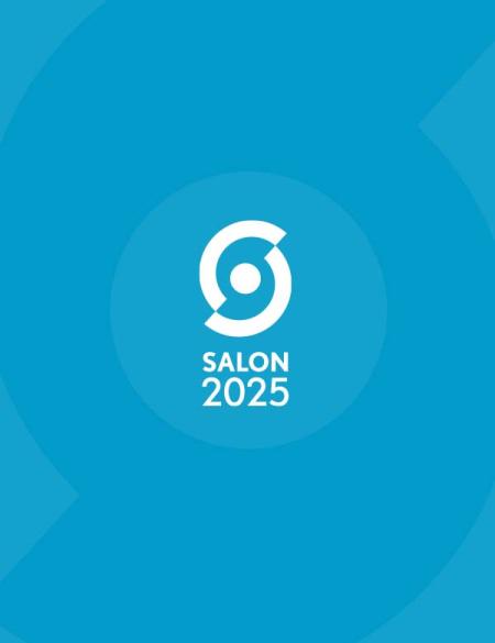 baner informacyjny, naspi: salon 2025, niebieskie tło, logo salonu w postaci połówek okręgu nieprzylegających do siebie.