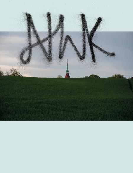 baner informacyjny, napis sprayem nwk, w tle miejscowość z koćiołem