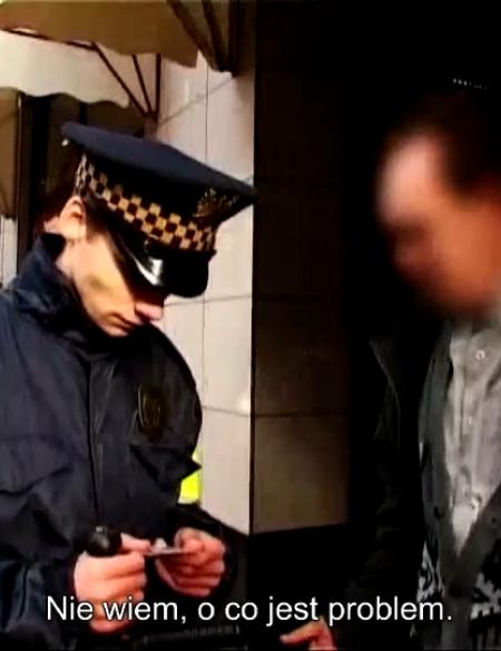 fotos z filmu, policjant i osoba zatrzymana, zamazana twarz. napis: ale o co chodzi