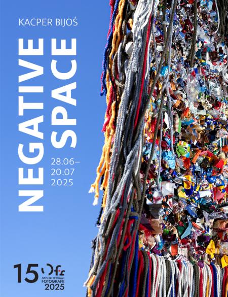 plakat informacyjny, w tle zdjęcie warstw materiałów ułożonych pionowo, napis : negetive space