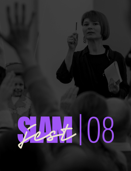 baner, szary, w tle osoba prowadząca spotkanie i licząca głosy. napis: slam 08