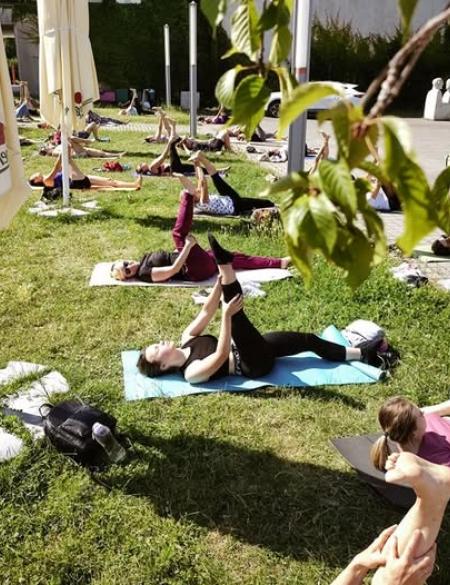 zdjęcie ukazuje osoby praktykujące jogę na opolskim placu GSW