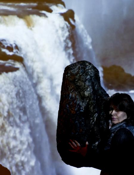 fotka z artystką  na tle wodowspadu