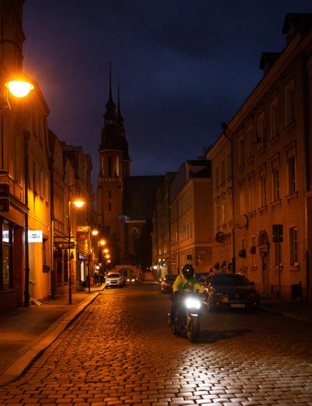 zdjęcie ukazuje widok na uliczkę w Opolu, w tle katedra, klimat wieczoru