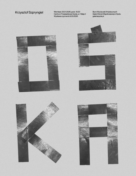 baner informacyjny, wystawa Ośka, Krzysztof Szpryngiel, baner eksponuje tytuł wystawy na szarym tle