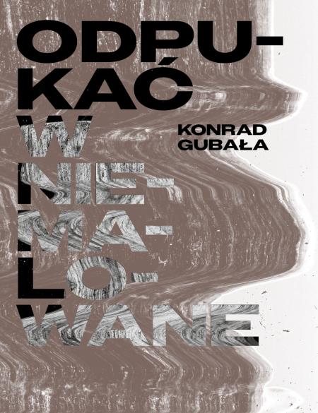 wystawa - plakat informacyjny z napisem Odpukać w niemalowane, Konrad Gubała, brązowe tło 