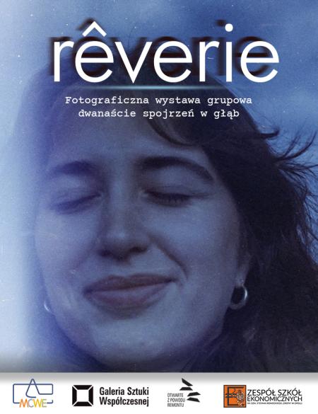 plakat informujący o wystawie fotografii "reverie", w tle napisu twarz kobiety