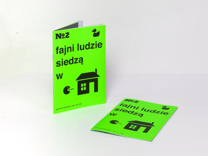zdjęcie ukazujące drugi numer gazetki galerii, ustawione obok siebie dwa egzemplarze