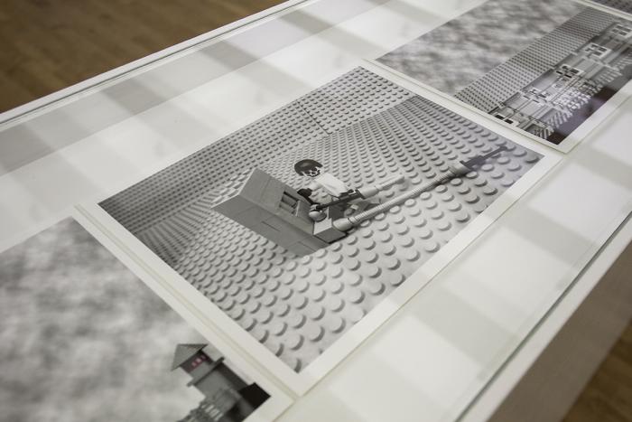 zdjęcie ukazujące klocki lego - praca artystyczna Z. Libery ukazujaca obóz koncentracyjny